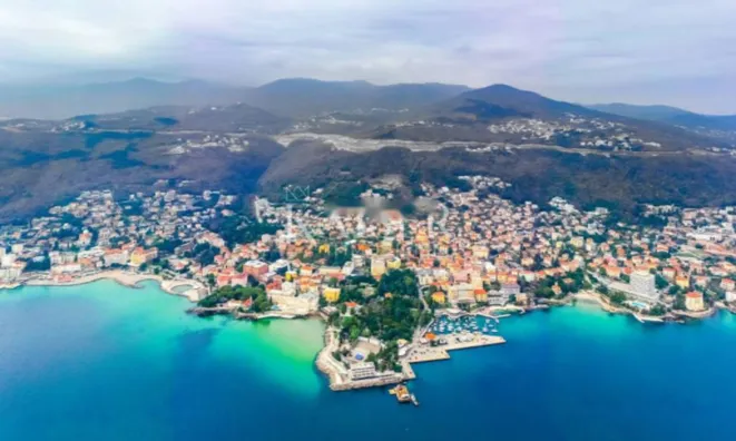 Недвижимость Трехкомнатная квартира Центр: 11