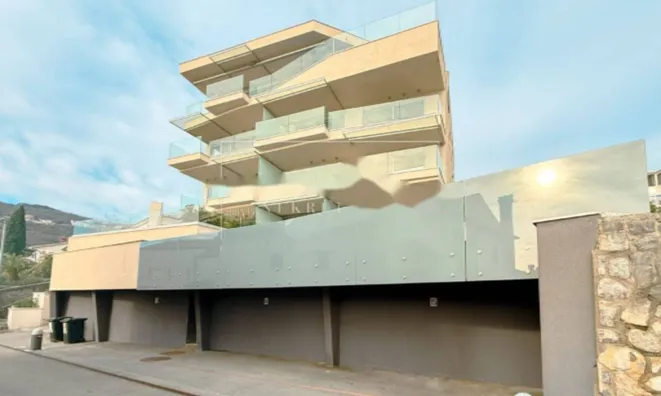 Недвижимость Трехкомнатная квартира Центр: 1