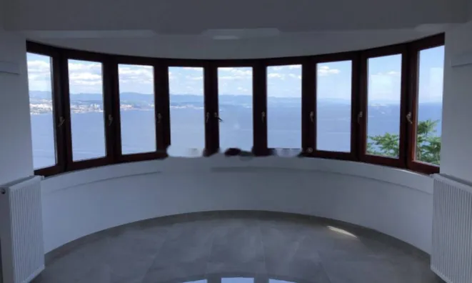 Недвижимость Трехкомнатная квартира Центр: 8