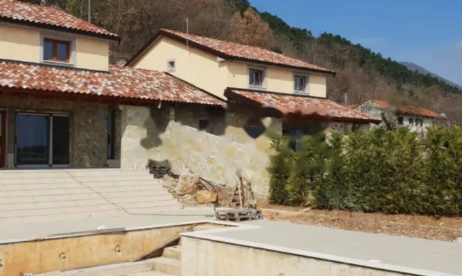 Недвижимость Многоквартирный дом Поляне: 5