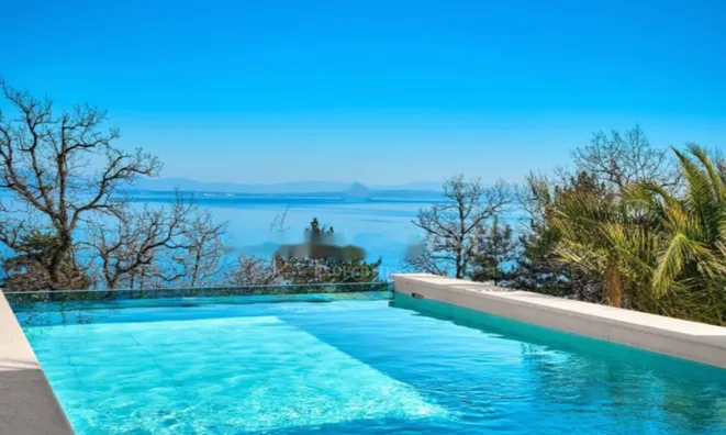 Недвижимость Четырехкомнатная квартира Центр: 10