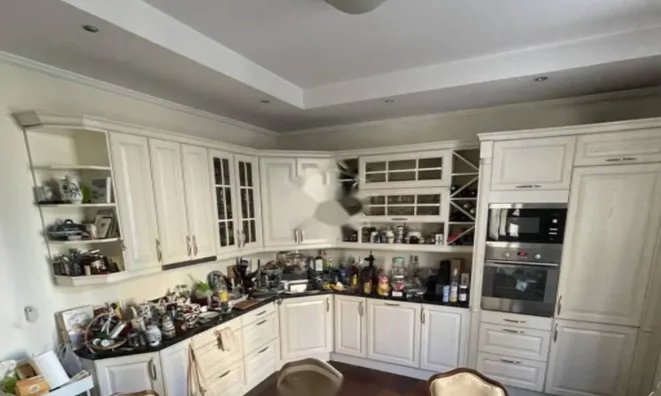 Недвижимость Трехкомнатная квартира в центре: 3