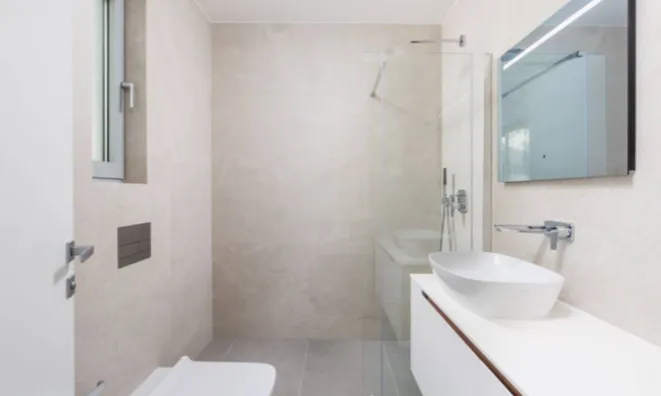 Недвижимость Трехкомнатная квартира в центре: 8