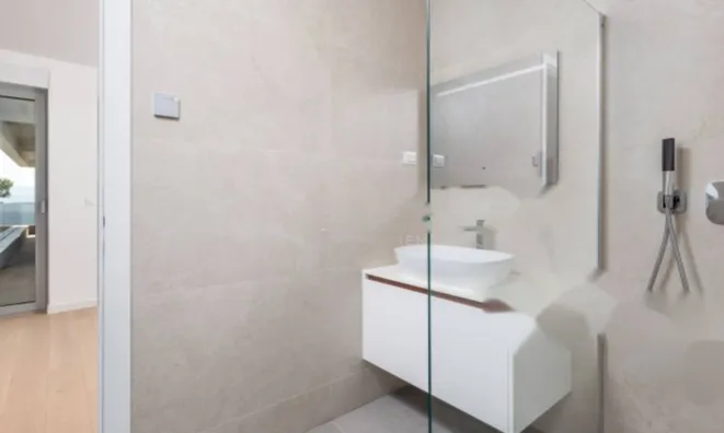 Недвижимость Трехкомнатная квартира в центре: 17