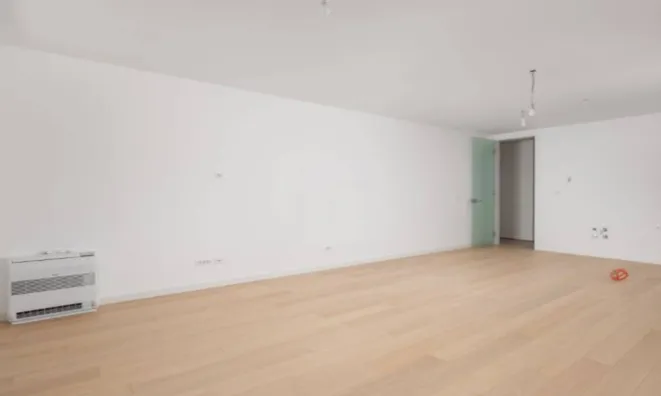 Недвижимость Трехкомнатная квартира в центре: 23