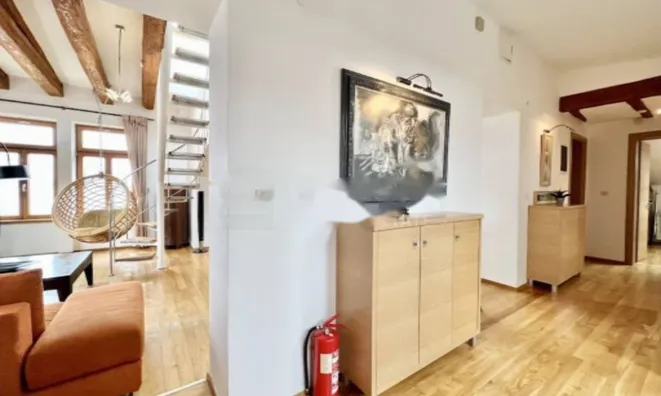 Недвижимость Трехкомнатная квартира, Центр: 16