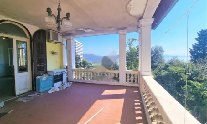 Недвижимость Трехкомнатная квартира в центре: 2