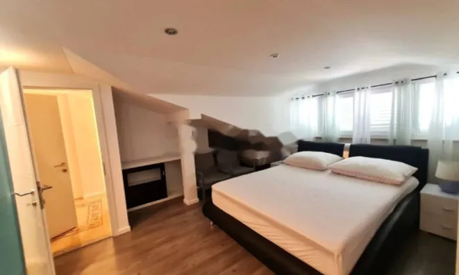 Недвижимость Четырехкомнатная квартира Ика: 4