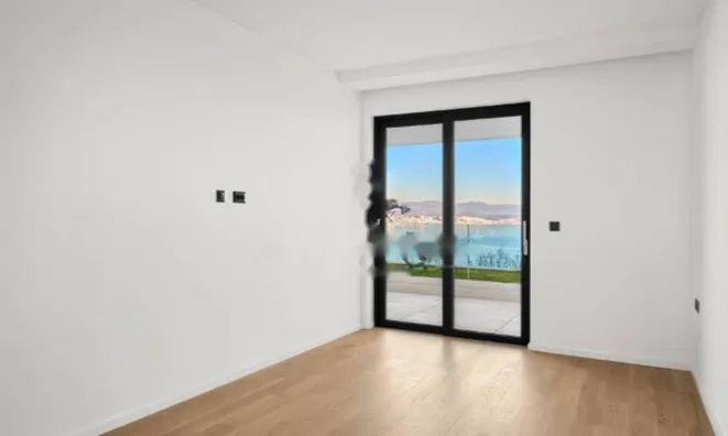 Недвижимость Четырехкомнатная квартира Центр: 23