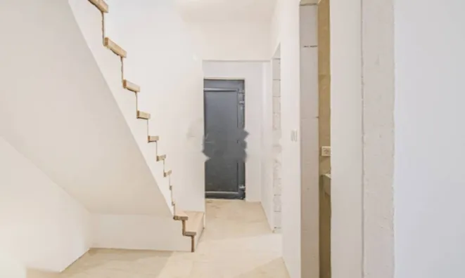 Недвижимость Четырехкомнатная квартира : 2