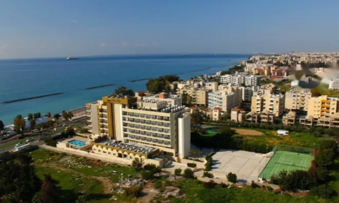 Недвижимость 2 Bedrooms Seafront Apartment For sale in Agios Tychonas, Limassol: 2