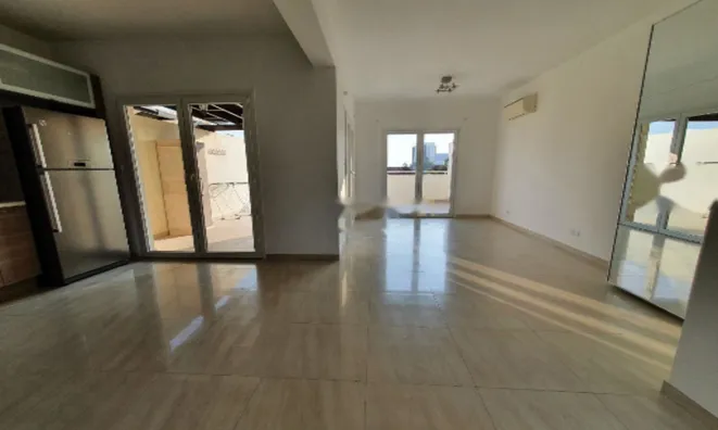 Недвижимость Charming 2 Bedroom Duplex Just Steps from the Sea in a Beautiful Complex: 3