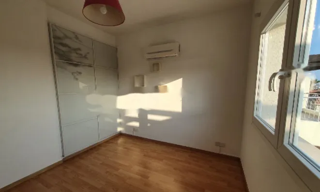 Недвижимость Charming 2 Bedroom Duplex Just Steps from the Sea in a Beautiful Complex: 4