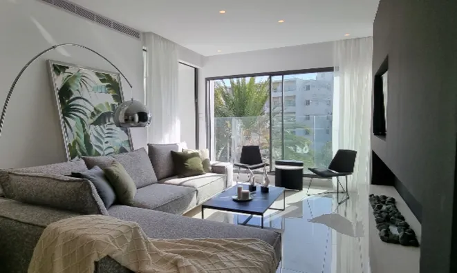 Недвижимость 3 Bedroom Seafront Apartment for Sale in Potamos Germasogeias, Limassol: 1