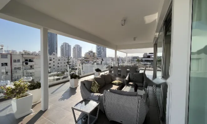 Недвижимость 3 Bedroom Penthouse Apartment For Sale in Limassol, Neapolis: 2