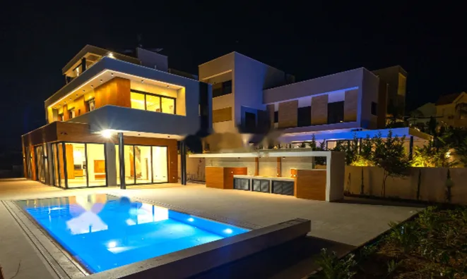 Недвижимость 5 Bedroom Villa For sale in Agios Tychonas, Limassol: 1