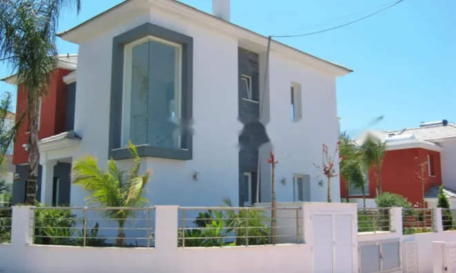 Недвижимость 5+1 Bedroom Beachfront Villa for Sale in Limassol: 2