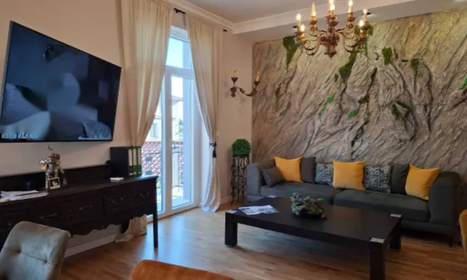 Недвижимость Трёхкомнатная квартира в центре: 1