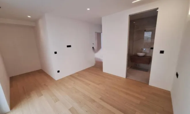 Недвижимость Четырехкомнатная квартира в центре: 13