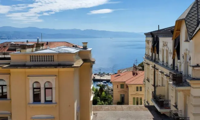 Недвижимость Трехкомнатная квартира в центре: 1