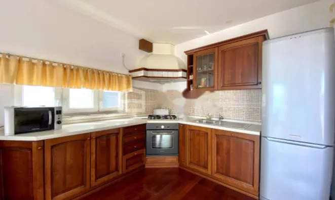 Недвижимость Трехкомнатная квартира, центр: 4