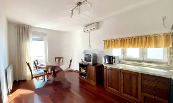 Недвижимость Трехкомнатная квартира, центр: 8