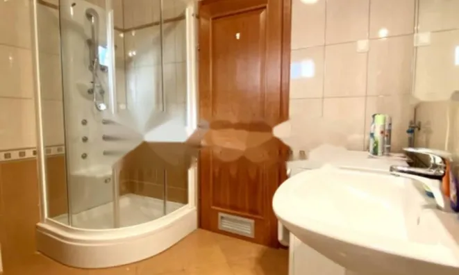 Недвижимость Трехкомнатная квартира, центр: 18