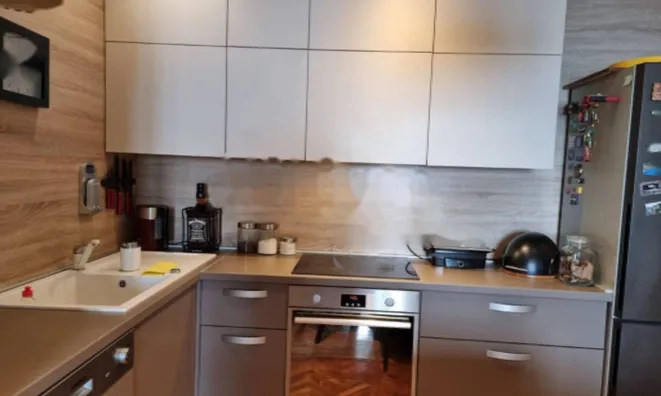 Недвижимость Трехкомнатная квартира в центре: 8