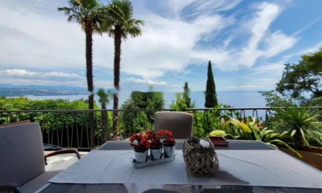 Недвижимость Двухкомнатная квартира в центре: 1