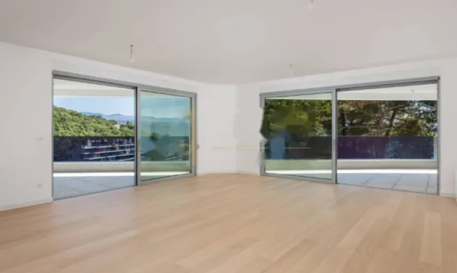 Недвижимость Трёхкомнатная квартира в центре: 2