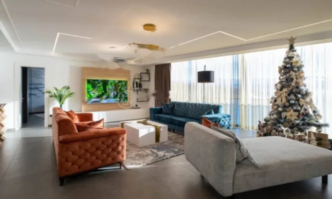 Недвижимость Четырехкомнатная квартира Центр: 10