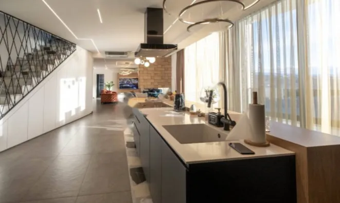 Недвижимость Четырехкомнатная квартира Центр: 14