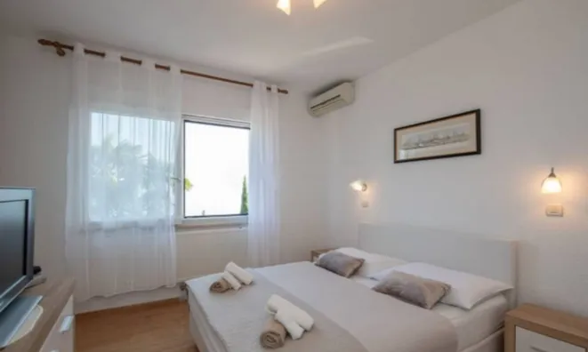 Недвижимость Четырехкомнатная квартира, Центр: 5