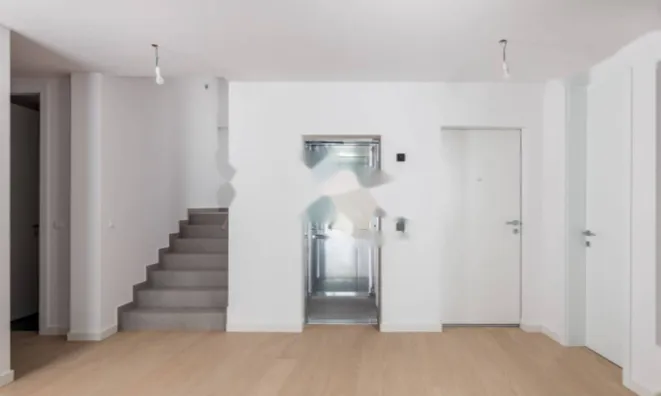 Недвижимость Четырехкомнатная квартира Центр: 9