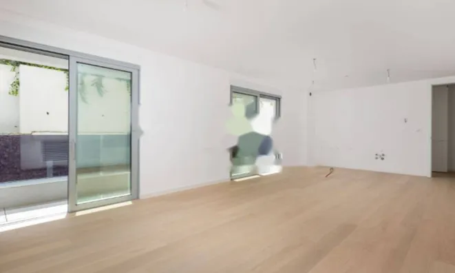 Недвижимость Трехкомнатная квартира в центре: 8