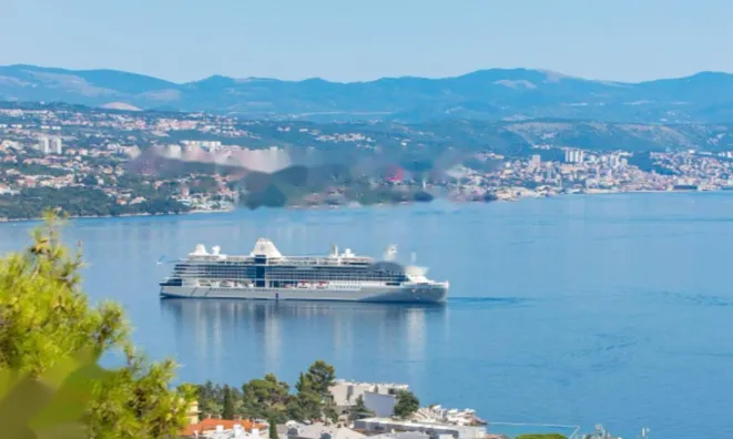 Недвижимость Трехкомнатная квартира в центре: 22