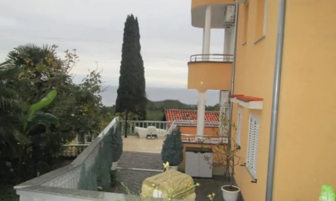 Недвижимость Четырехкомнатная квартира Оприч: 1