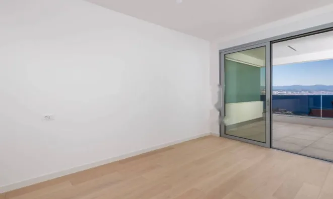 Недвижимость Трехкомнатная квартира в центре: 15