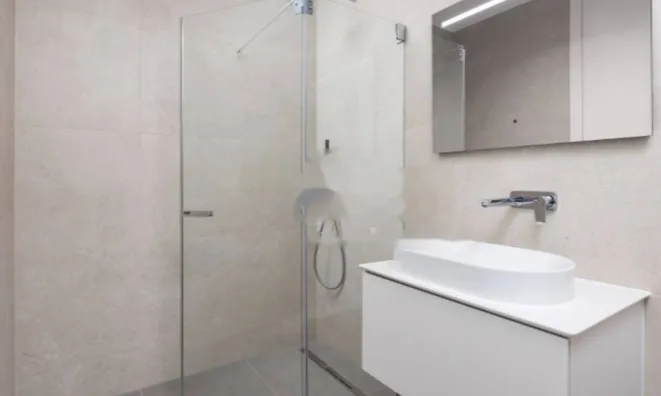 Недвижимость Трехкомнатная квартира в центре: 18