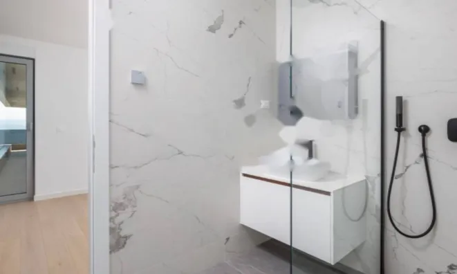 Недвижимость Трехкомнатная квартира в центре: 12