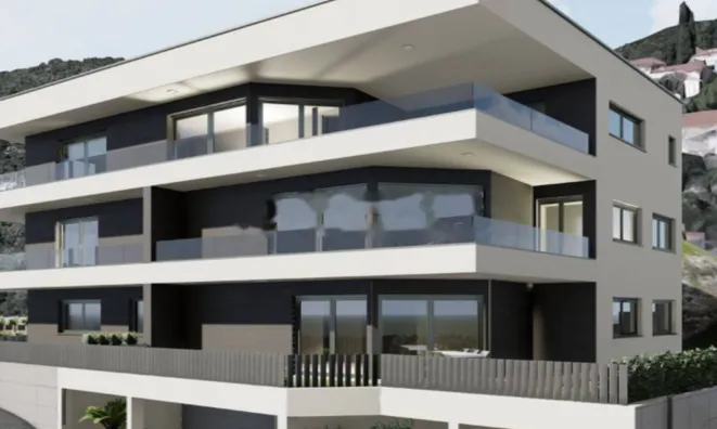 Недвижимость Трехкомнатная квартира в центре: 3