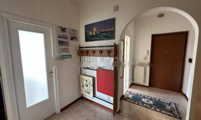 Недвижимость Трехкомнатная квартира в центре: 2