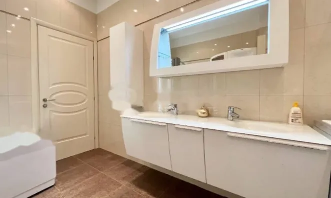 Недвижимость Трёхкомнатная квартира в Центре: 23