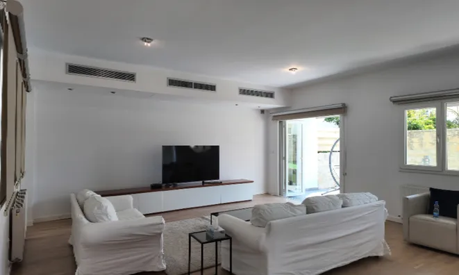 Недвижимость 5 Bedrooms Detached house For sale in Limassol: 1