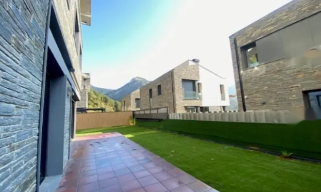 Недвижимость Luxury duplex with garden and private garage: 4