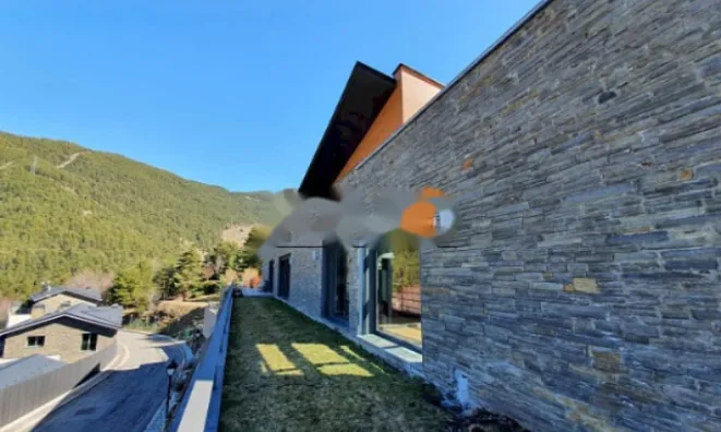 Недвижимость Exclusive chalet in a sought-after area with 4 suites and garage for 7 cars: 1