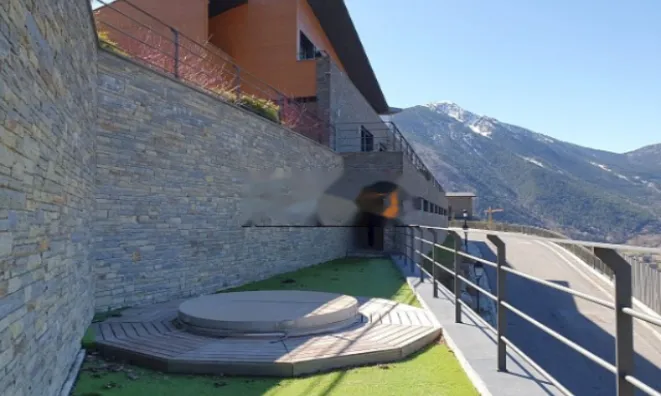 Недвижимость Exclusive chalet in a sought-after area with 4 suites and garage for 7 cars: 2