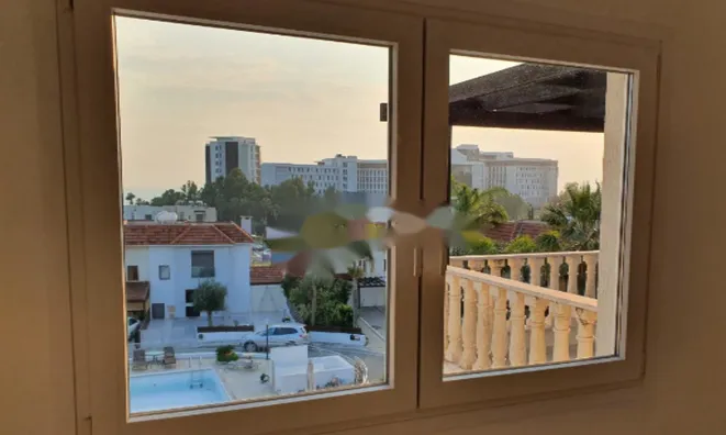 Недвижимость Charming 2 Bedroom Duplex Just Steps from the Sea in a Beautiful Complex: 6