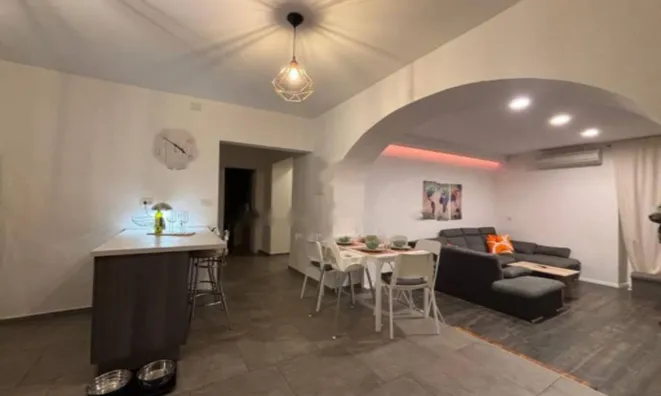 Недвижимость Трехкомнатная квартира в центре: 1