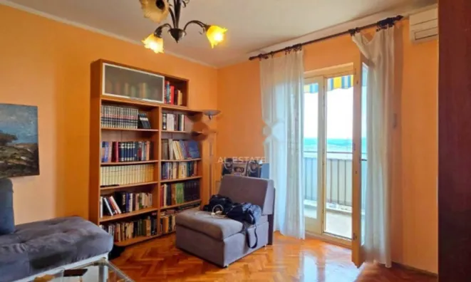 Недвижимость Трехкомнатная квартира, Центр: 3